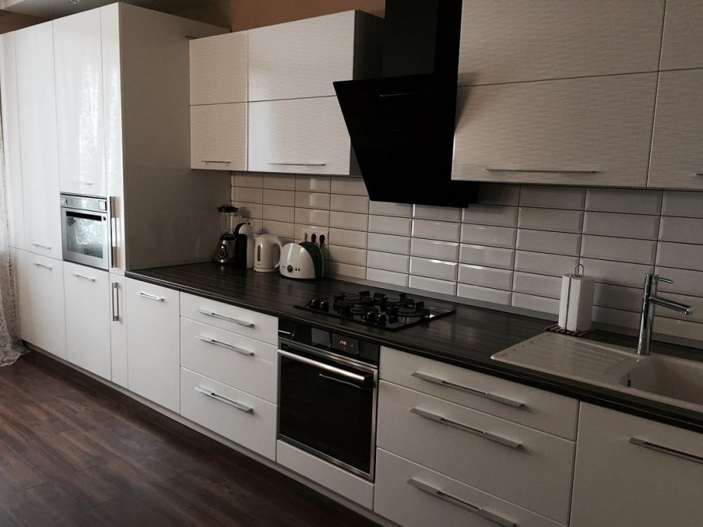 Проект #236 Черно-белая глянцевая кухня со встроенной техникой в современном стиле
