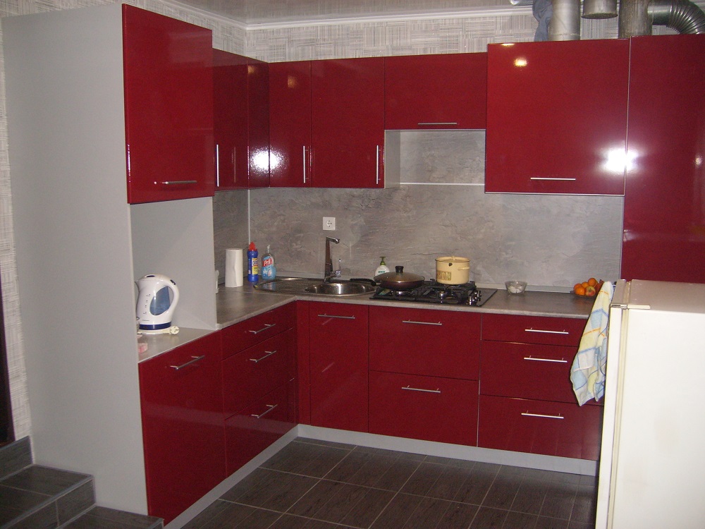 Проект #222 Угловая кухня с глянцевыми фасадами бордового цвета