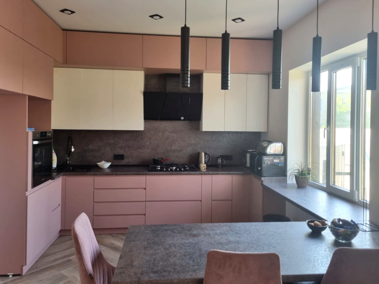 Проект #273 Угловая кухня с розовыми фасадами и темной рабочей поверхностью для большого помещения