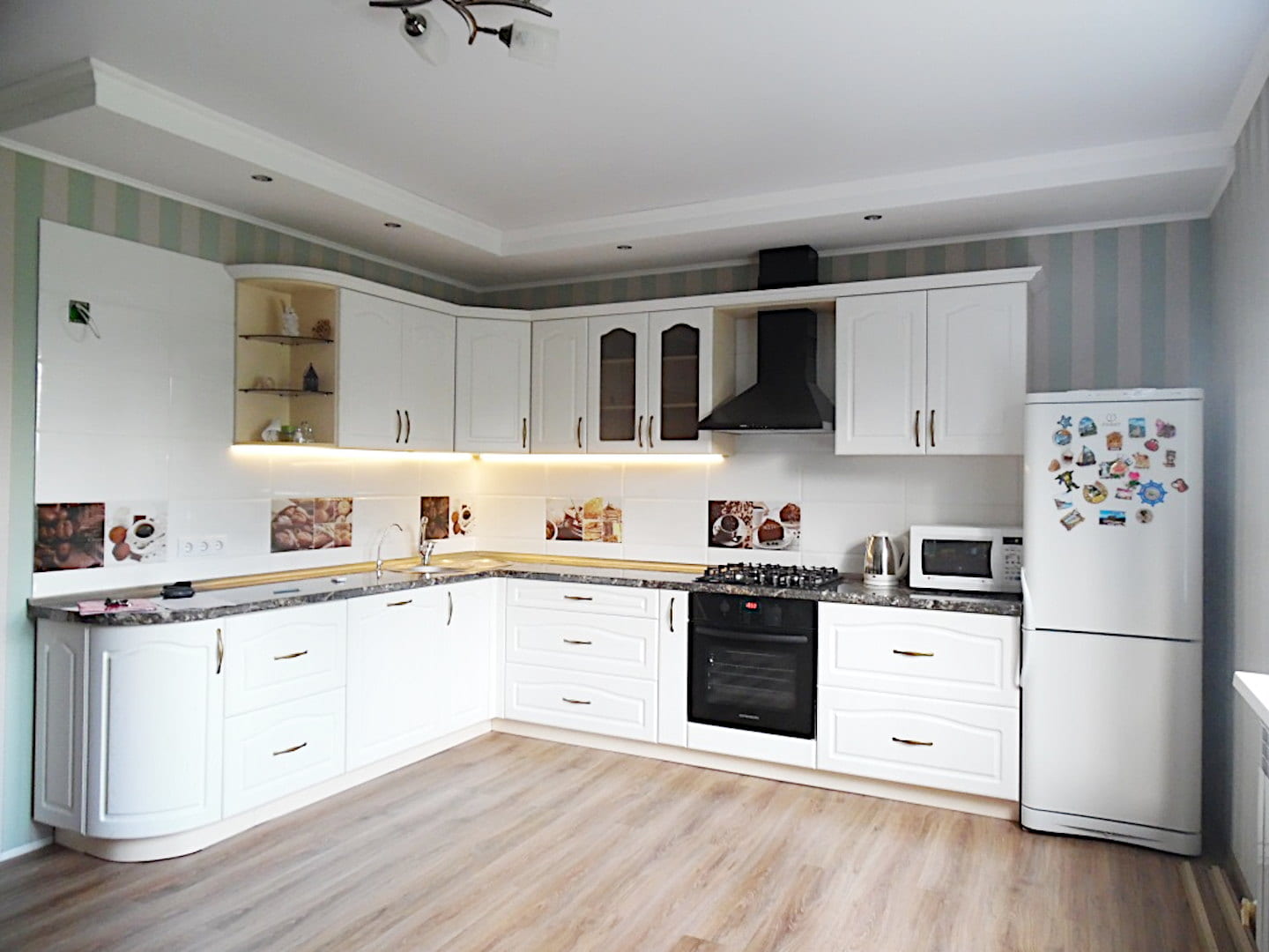 Кухня угловая белого цвета с классическими фасадами