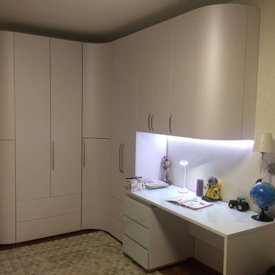 Белый стильный шкаф для детской комнаты с радиусными фасадами и подсветкой