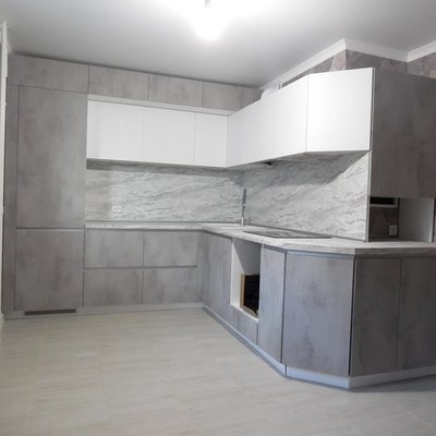Угловая кухня со встроенным холодильником и профилем GOLA