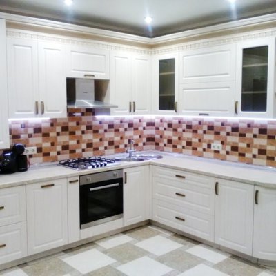 Матовая белая классическая угловая кухня со шкафом, радиусными фасадами
