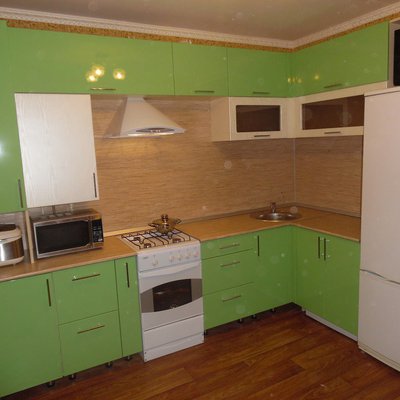 Угловая кухня фисташкового цвета, фасады ПВХ пленка