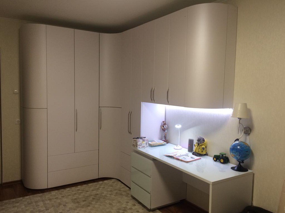 Проект #241 Белый стильный шкаф для детской комнаты с радиусными фасадами и подсветкой