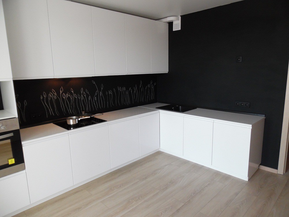 Проект #239 Белая угловая кухня в стиле Модерн с фасадами FABRICHE с интегрированными ручками