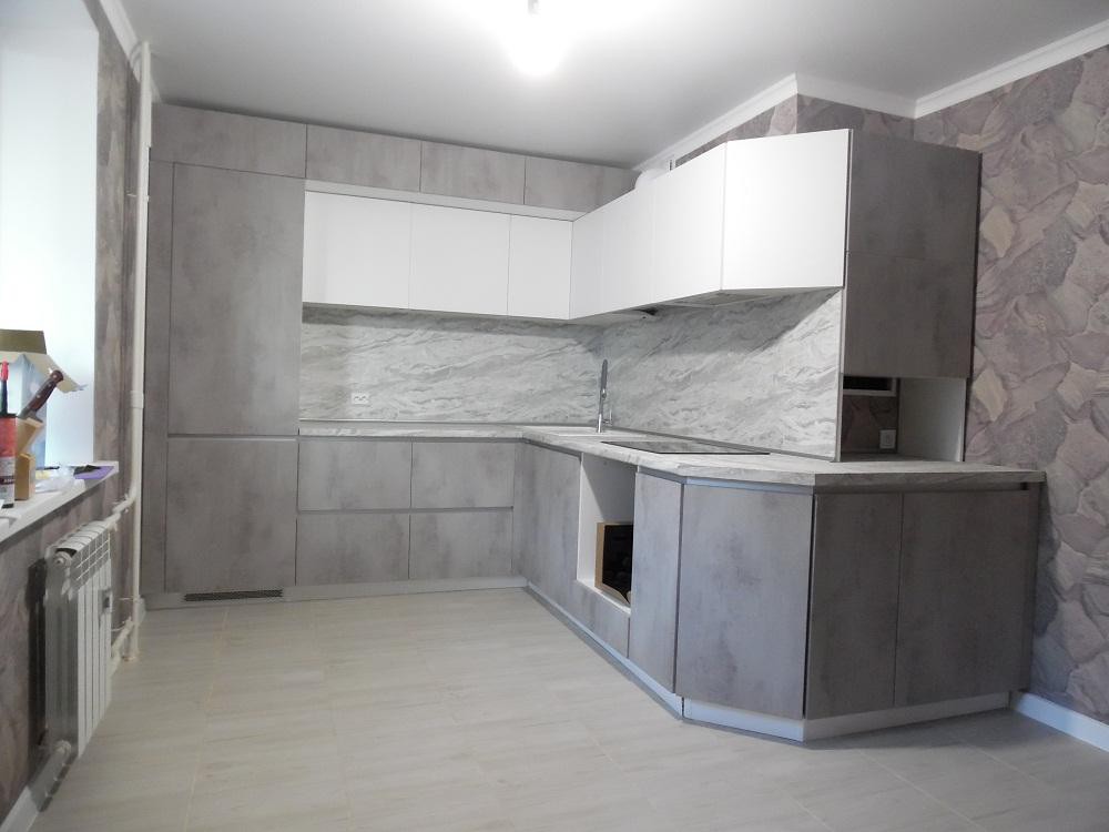 Проект #255 Угловая кухня со встроенным холодильником и профилем GOLA