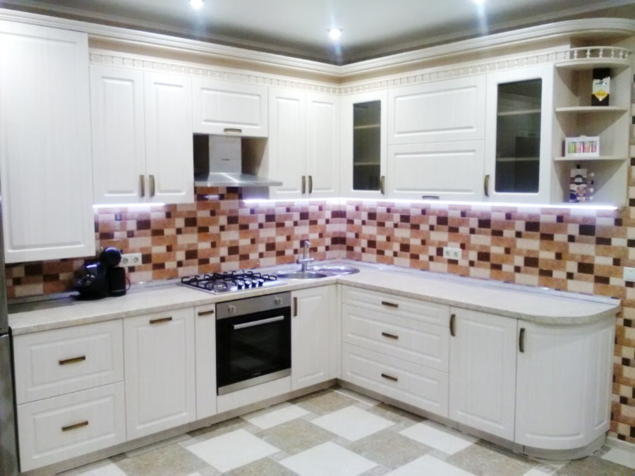 Проект #230 Матовая белая классическая угловая кухня со шкафом, радиусными фасадами