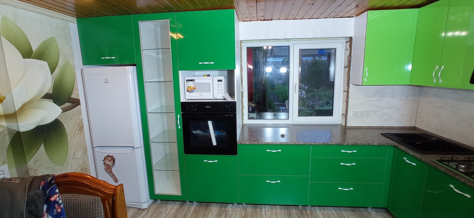 Угловая кухня на заказ в Лисках с еврозапилом и пеналом-витриной