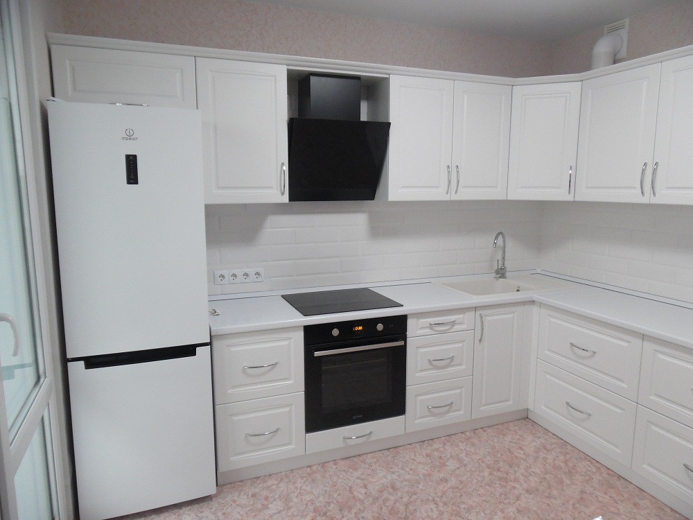 Проект #252 Классическая белая угловая кухня с матовыми фасадами и карнизом