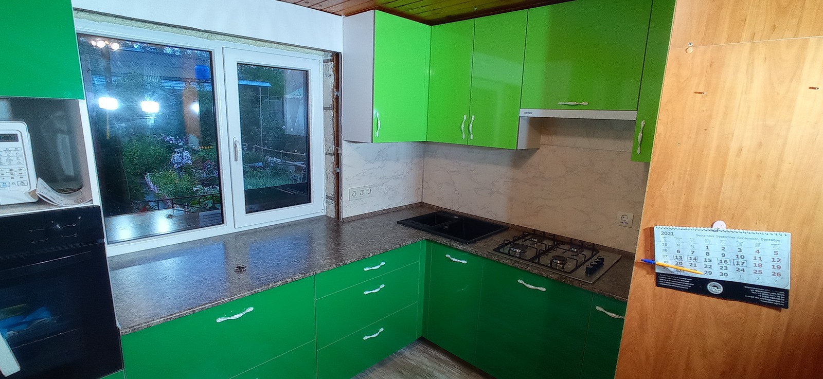 Кухонная мебель с зелеными фасадами