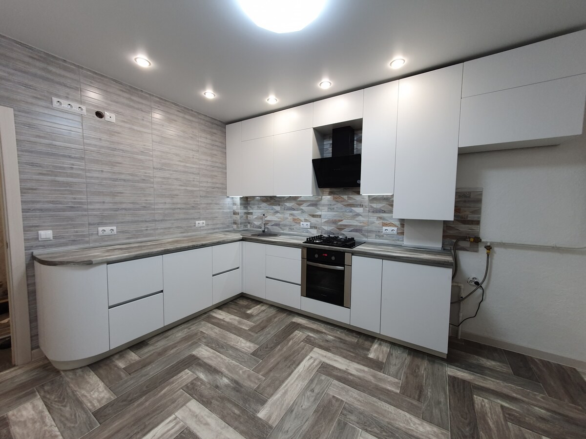 Проект #258 Угловая кухня с белыми матовыми фасадами, подсветкой и профилем GOLA