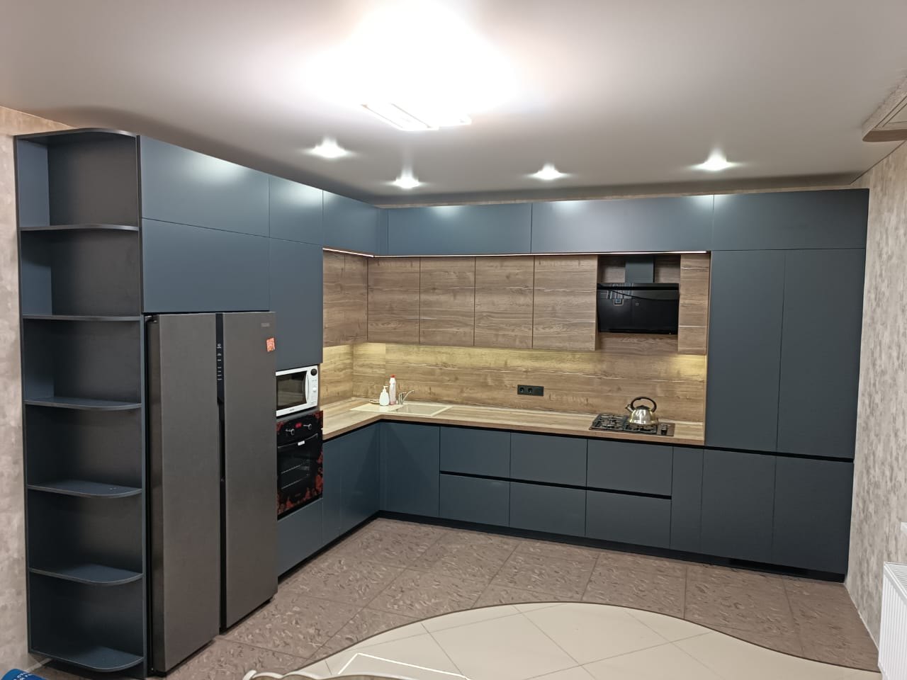 Проект #279 Угловая кухня со шкафом для духовки и микроволновки в Лисках