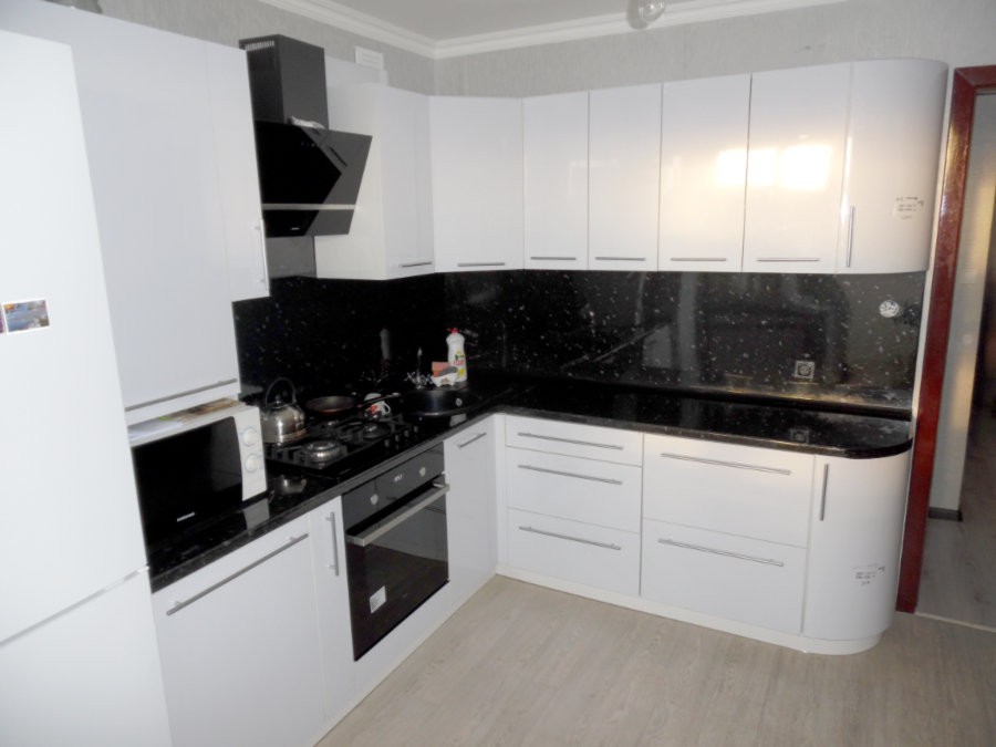 Проект #231 Компактная угловая кухня с глянцевыми белыми фасадами, черной столешницей и фартуком