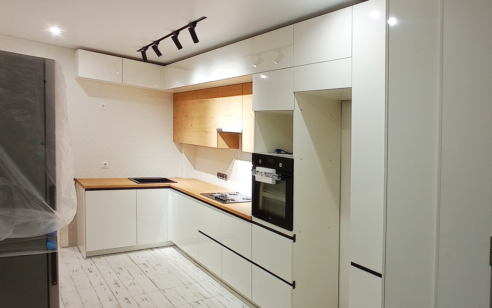 Белая угловая кухня в Лисках с антресолью и шкафами