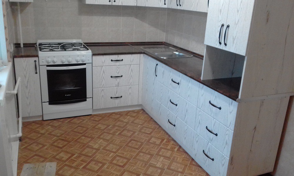 Проект #242 Белая угловая кухня в маленьком помещении с газовой плитой