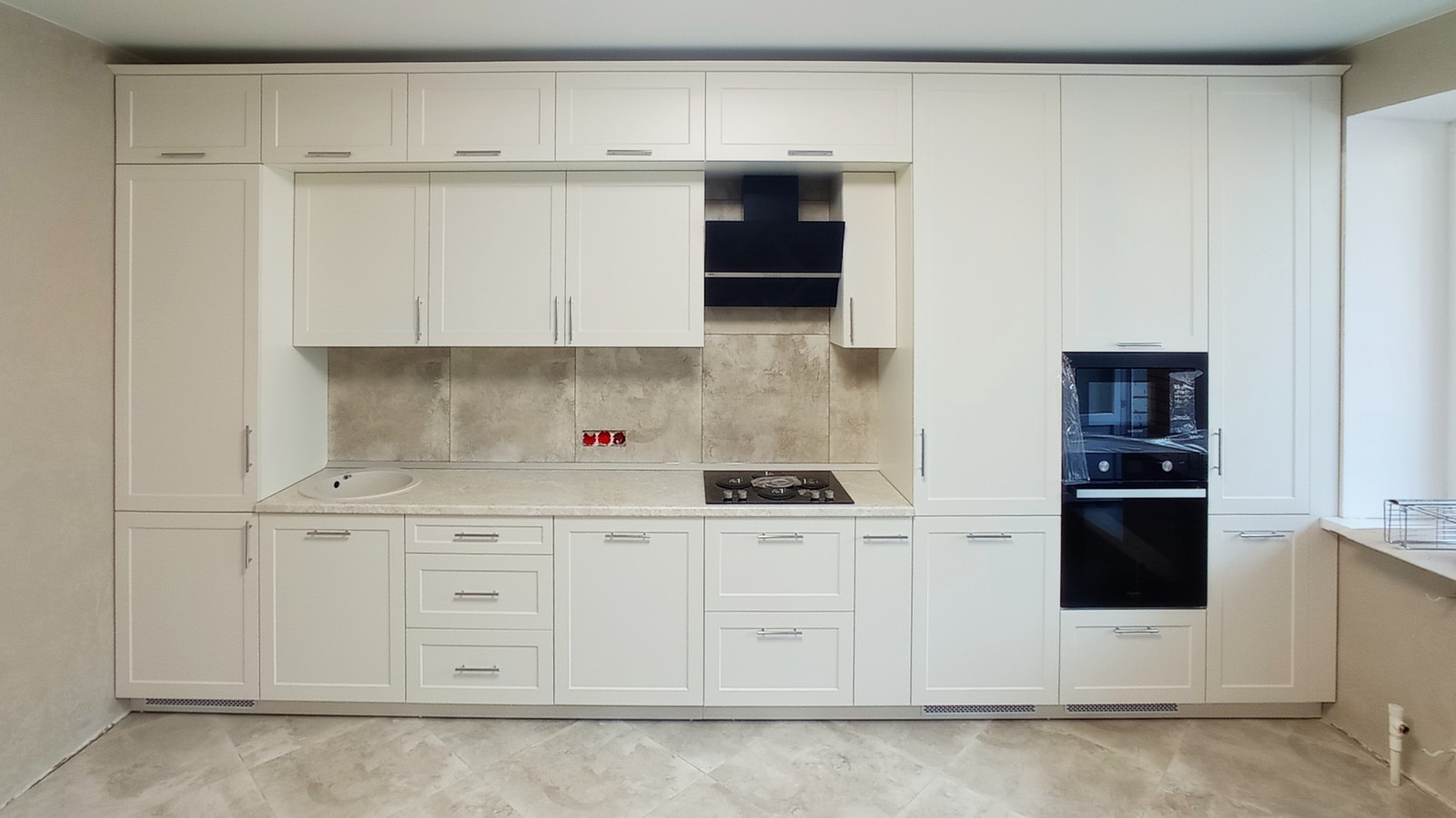 Фото белой классической кухни с антресолью и подсветкой от компании МебеЛИС в Лисках