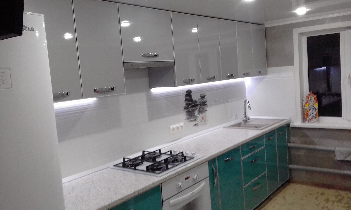 Проект #238 Прямая кухня с глянцевыми пластиковыми  фасадами в алюминиевой окантовке и подсветкой
