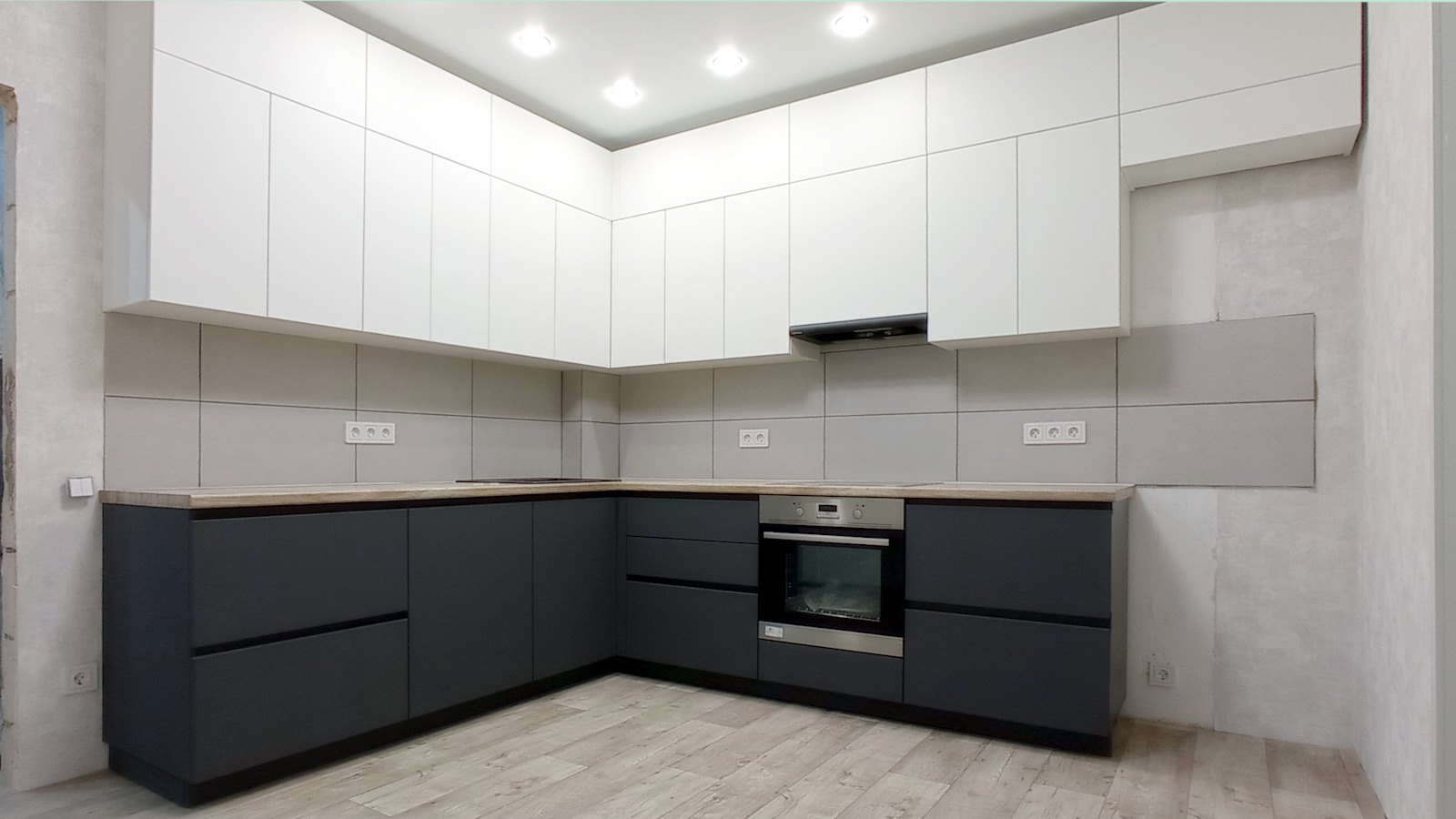 Проект #277 Современная минималистичная угловая кухня для квартиры в ЖК Кедровый города Лиски