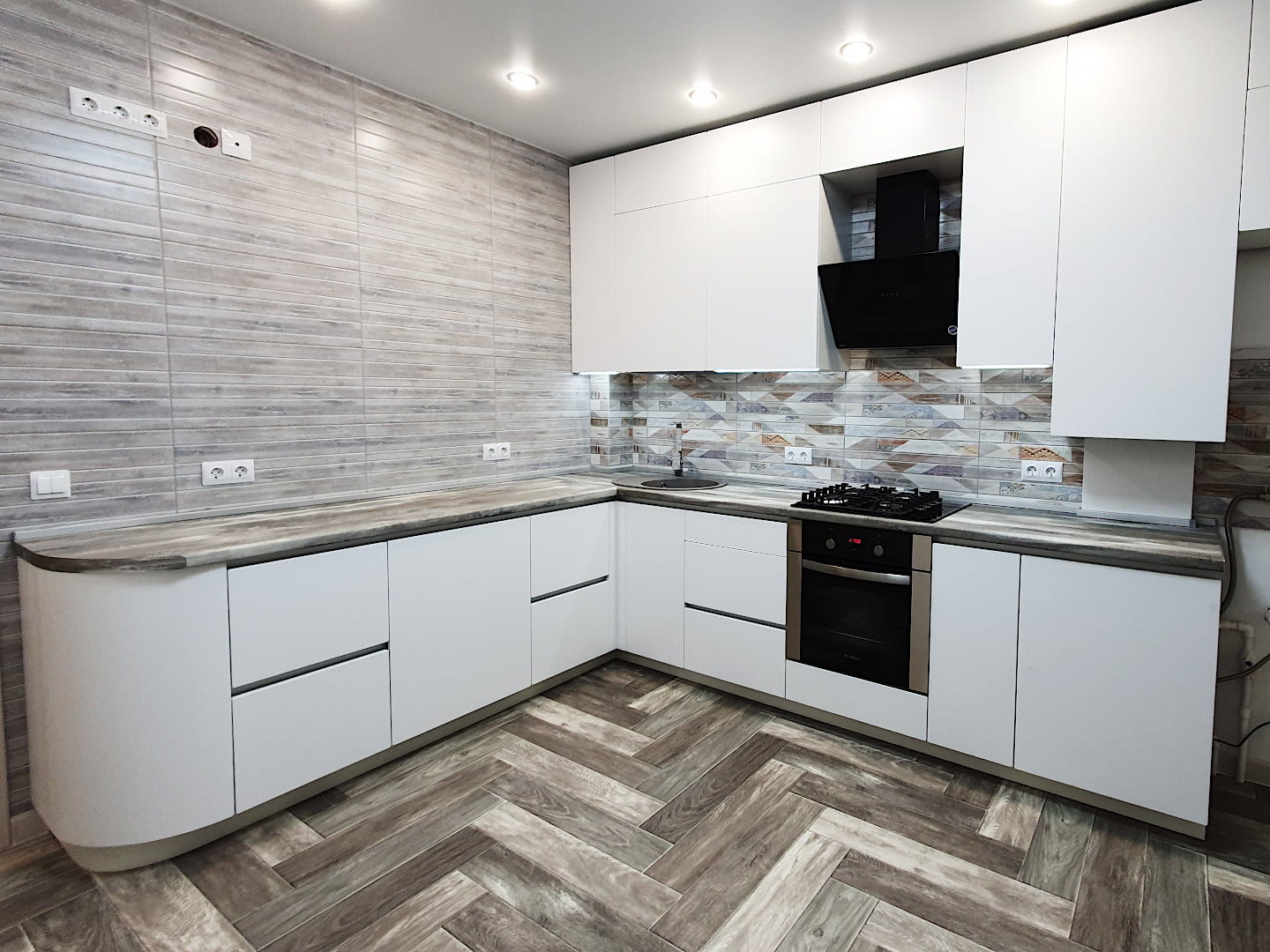 Кухня угловая белого цвета с минималистичными фасадами с антресолью